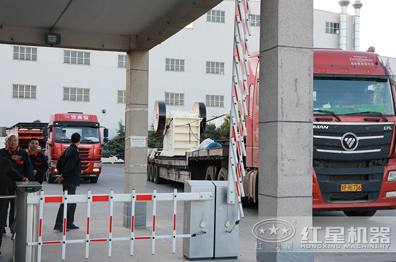 時產(chǎn)30-300噸的石料、石塊碎石機一套多少錢？